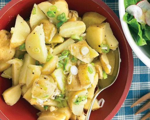 Картофельный салат зеленым луком.