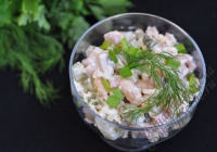 Салат с колбасой и солёными огурцами