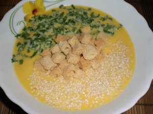 суп-пюре из тыквы с кунжутом и сухариками